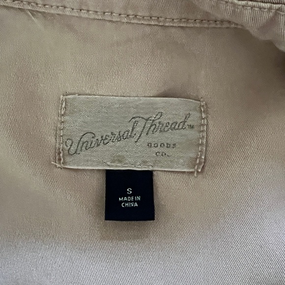 Universal Thread Button Up - Picture 5 of 7